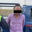Hombre con los ojos censurados por un recuadro negro siendo detenido por un oficial de la Policía de Tonalá con una patrulla detrás