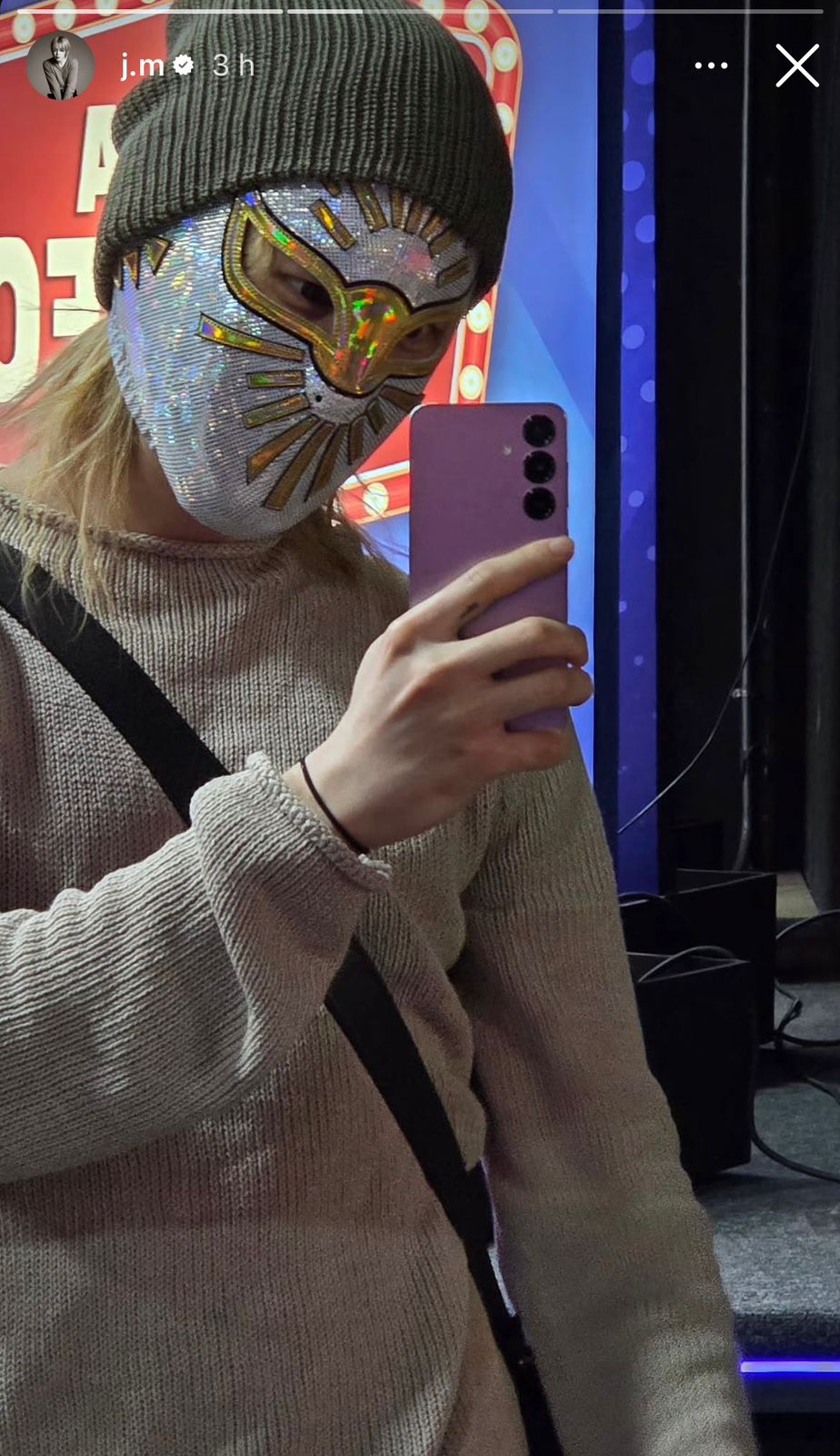 Jimin con una máscara del Místico