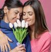 Mujer regalando flores a su mamá por el Día de las Madres