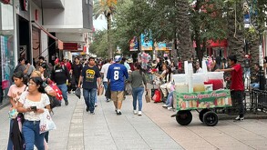 Las compras de última hora por el Día de las Madres provocaron calles abarrotadas y tráfico en el centro de Monterrey.