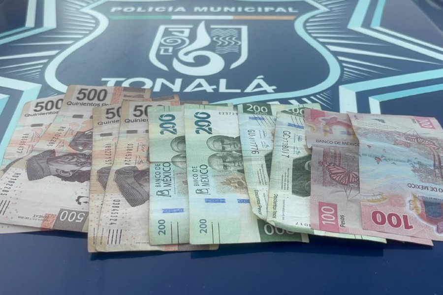 Tres mil pesos en efectivo de billetes mexicanos sobre el cofre de una patrulla de la Policía de Tonalá