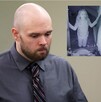 Tanner Horner mirando hacia abajo dentro de la sala de un tribunal durante un juicio con una foto de él junto a una niña de nombre Athena Strand