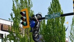 Una motocicleta terminó incrustada y suspendida boca abajo en la estructura de un semáforo tras un fuerte choque con un automóvil.