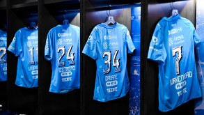 Camisetas de Rayadas previo al juego ante Pachuca Femenil.