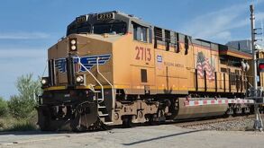 Autoridades de Laredo investigan el hallazgo de seis personas sin vida dentro de un vagón de Union Pacific bajo temperaturas extremas de 38 grados.
