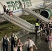 Personas saliendo de emergencia de avión