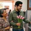 Un hombre joven con su mamá en un cajero automático mientras retiran dinero