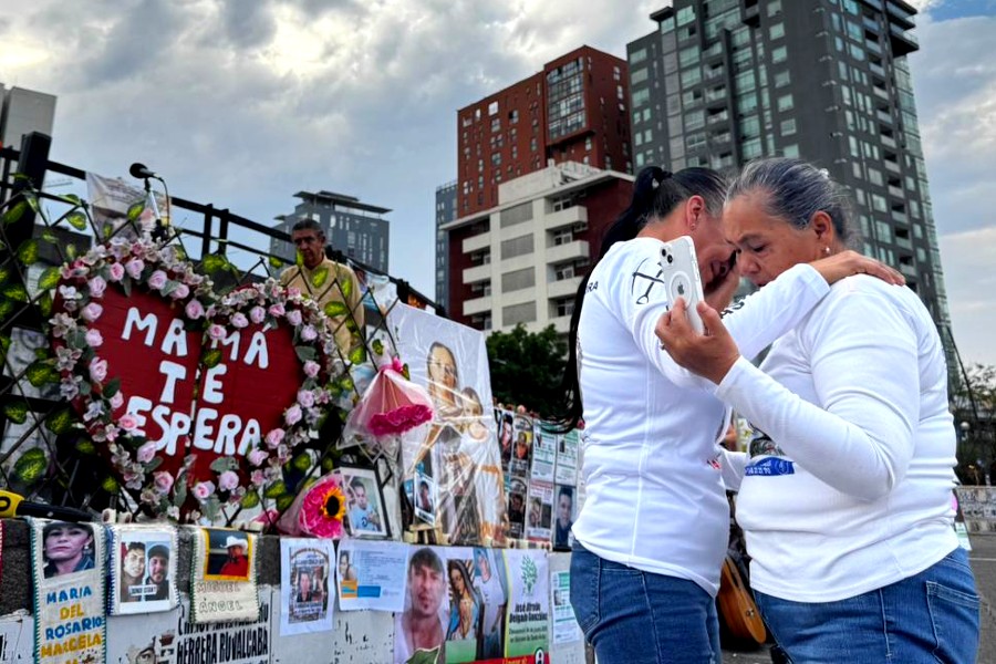 Madres buscadores abrazándose en la Glorieta de los Desaparecidos en Guadalajara en el Día de las Madres