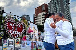 Madres buscadores abrazándose en la Glorieta de los Desaparecidos en Guadalajara en el Día de las Madres