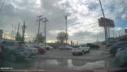 Esperaron exactamente a las 8:07 de la mañana, momento en que los corredores iniciaban su trayecto sobre el bulevar Miguel Alemán.