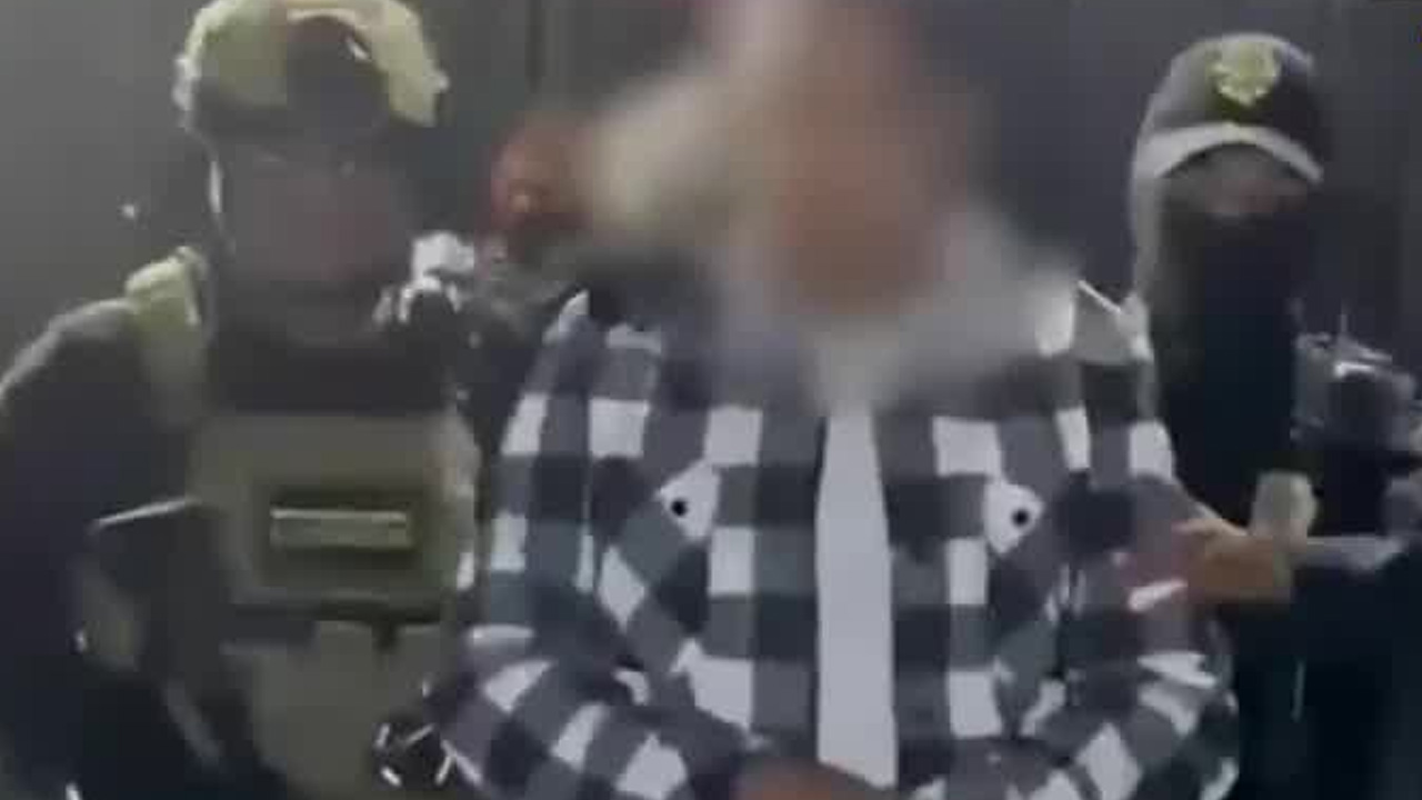 Un operativo en la alcaldía Gustavo A. Madero dejó dos detenidos y el aseguramiento de droga, armas y autopartes robadas.