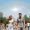 Un gran domo transparente en un parque de México encerrando a una pareja de jóvenes