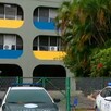 Vista del exterior de una escuela secundaria en Río de Janeiro, Brasil con patrullas de policía estacionadas fuera