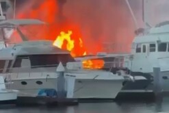 Columna de fuego desatándose dentro de una embarcación en Puerto Vallarta con otros barcos alrededor