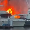 Columna de fuego desatándose dentro de una embarcación en Puerto Vallarta con otros barcos alrededor
