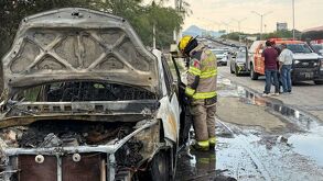 Una falla mecánica provocó el incendio de una camioneta en el kilómetro 255 de la Carretera Nacional. Cuatro personas resultaron ilesas.