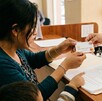 Madre recibiendo apoyo económico gubernamental en Jalisco