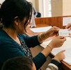 Madre recibiendo apoyo económico gubernamental en Jalisco