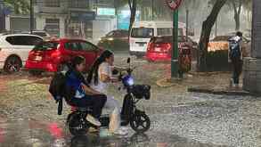 Fuertes lluvias registradas durante la noche del viernes en distintos puntos de la capital provocaron inundaciones y afectaciones viales.