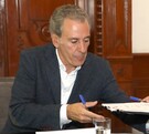 Alcalde de Puebla, Pepe Chedraui, firmando un documento.