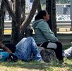 Mujer sentada en una piedra afuera del Hospital del Niño Poblano.