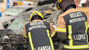 Personal de Bomberos trabaja en un auto chocado en el Periférico de Puebla.