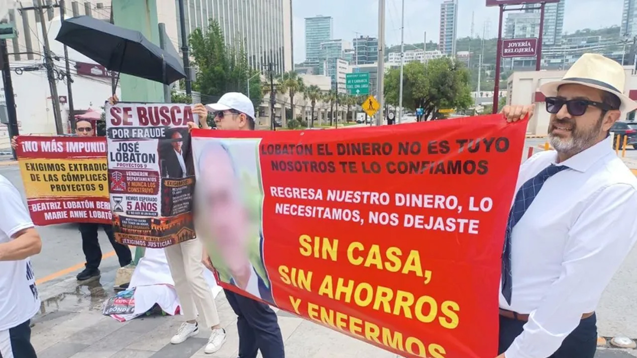 Ciudadanos afectados por un presunto fraude inmobiliario de Proyectos 9 se manifestaron en San Pedro Garza García.