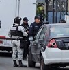 Policía de Guadalajara con militares de la Guardia Nacional enfrente de un auto con una patrulla y una ambulancia de la Cruz Verde alrededor