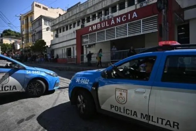 Patrullas de la Policía Militar de Rio de Janeiro el 2 de agosto de 2021 ante un hospital que acogió heridos y muertos en operativos en favelas