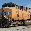 Autoridades de Laredo investigan el hallazgo de seis personas sin vida dentro de un vagón de Union Pacific bajo temperaturas extremas de 38 grados.