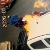 Hombre prendiendo fuego a una camioneta blanca tipo pickup estacionada en Guadalajara con otro hombre en una motocicleta detrás