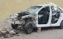 vehículo blanco destrozado