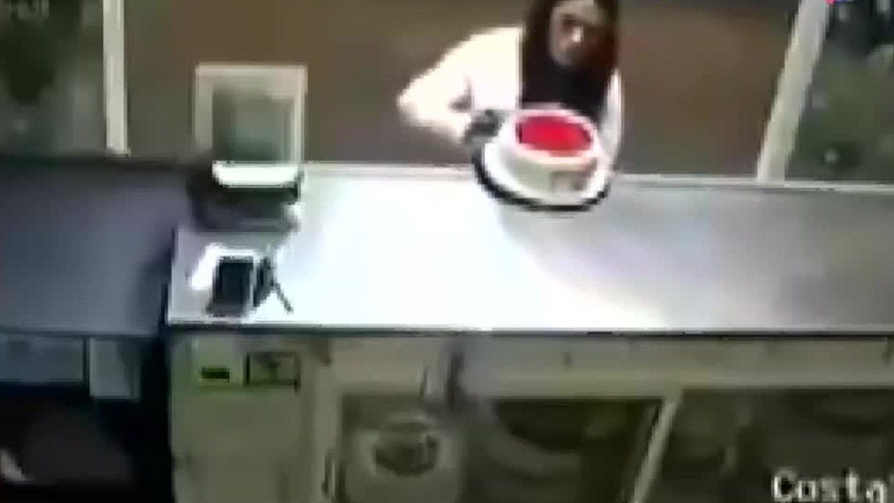 Una mujer fue captada por cámaras de seguridad llevándose un pastel sin pagar de una pastelería en Acapulco.