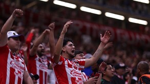 Afición alentando al equipo de Chivas