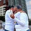 Madres buscadores abrazándose en la Glorieta de los Desaparecidos en Guadalajara en el Día de las Madres