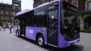 Centrobús circulando por el Zócalo