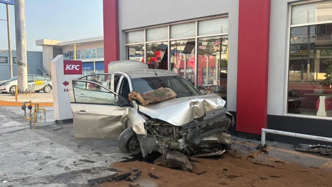Dos hombres resultaron lesionados luego de que el conductor de un automóvil presuntamente dormitó al volante y chocó contra un restaurante de pollos en la aveni