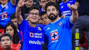 Aficionados de Cruz Azul en el Estadio Banorte.