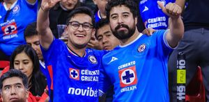 Aficionados de Cruz Azul en el Estadio Banorte.