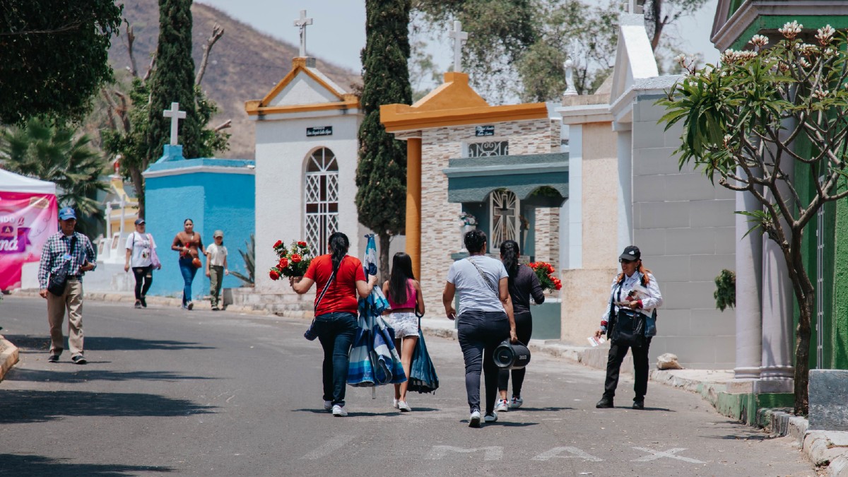 Más de 92 mil personas visitaron los cementerios de Guadalajara este fin de semana. Conoce los detalles del operativo del Día de las Madres.