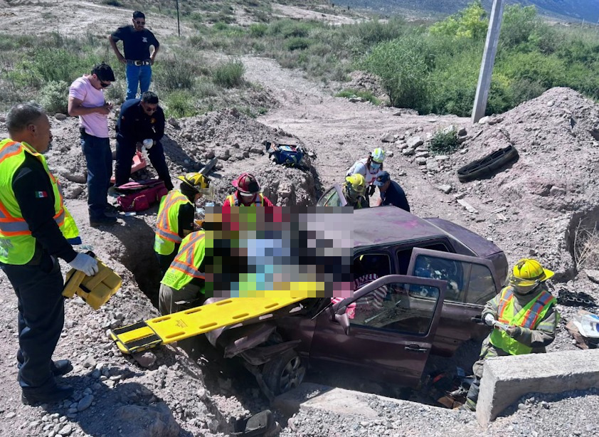 Un fatal accidente en la carretera Saltillo-Zacatecas, a la altura de La Encantada, dejó un saldo de un hombre sin vida y cuatro lesionados. Conoce los detalles