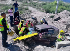 Un fatal accidente en la carretera Saltillo-Zacatecas, a la altura de La Encantada, dejó un saldo de un hombre sin vida y cuatro lesionados. Conoce los detalles