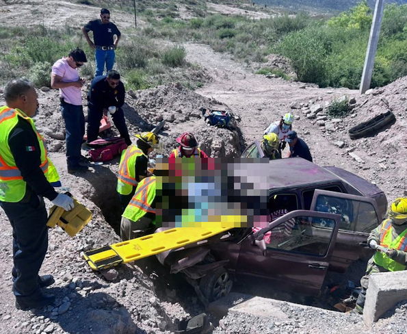 Un fatal accidente en la carretera Saltillo-Zacatecas, a la altura de La Encantada, dejó un saldo de un hombre sin vida y cuatro lesionados. Conoce los detalles