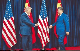 Presidente Donald Trump y Presidente Xi Jinping estrechando manos en un ambiente amistoso