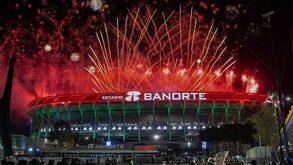 Estadio Banorte iluminado por pirotecnia en día de partido