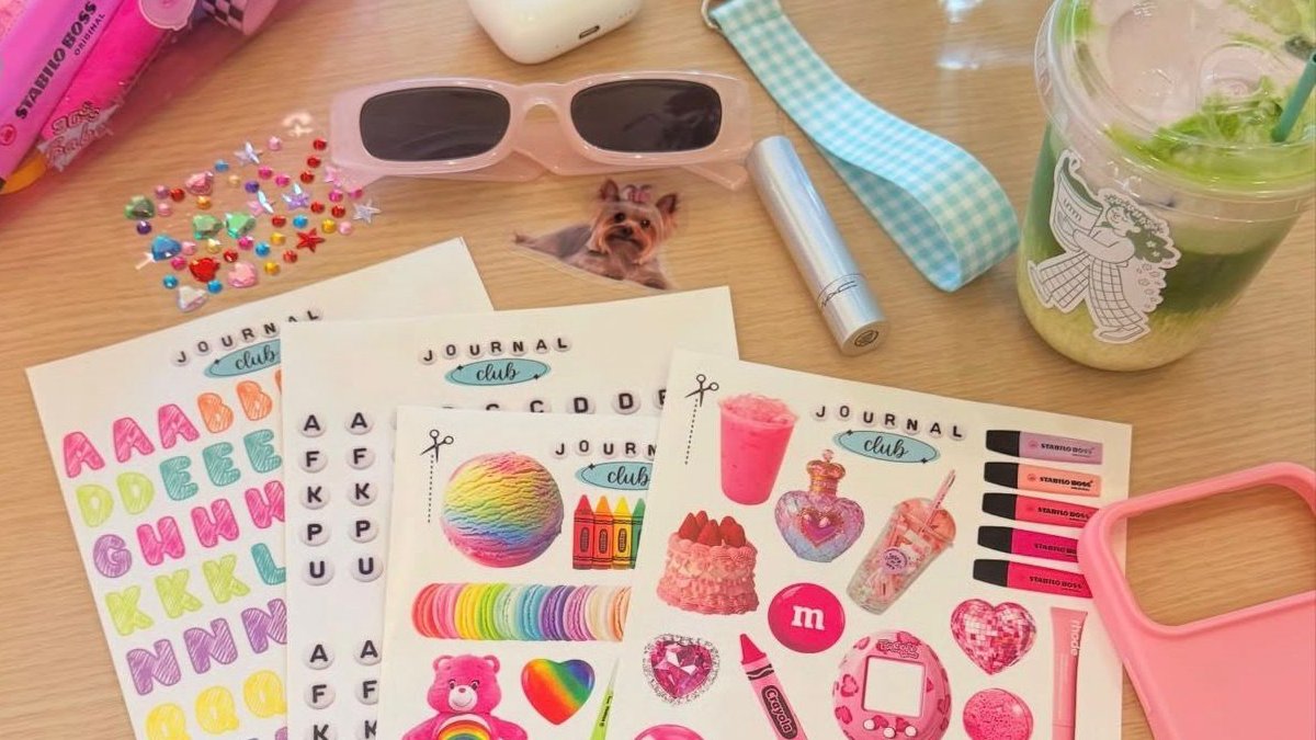 stickers, gafas, libretas y otros objetos que se pueden regalar el Día del Maestro