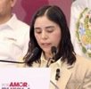 Mujer de camisa blanca leyendo un documento junto al gobernador de Puebla, Alejandro Armenta.