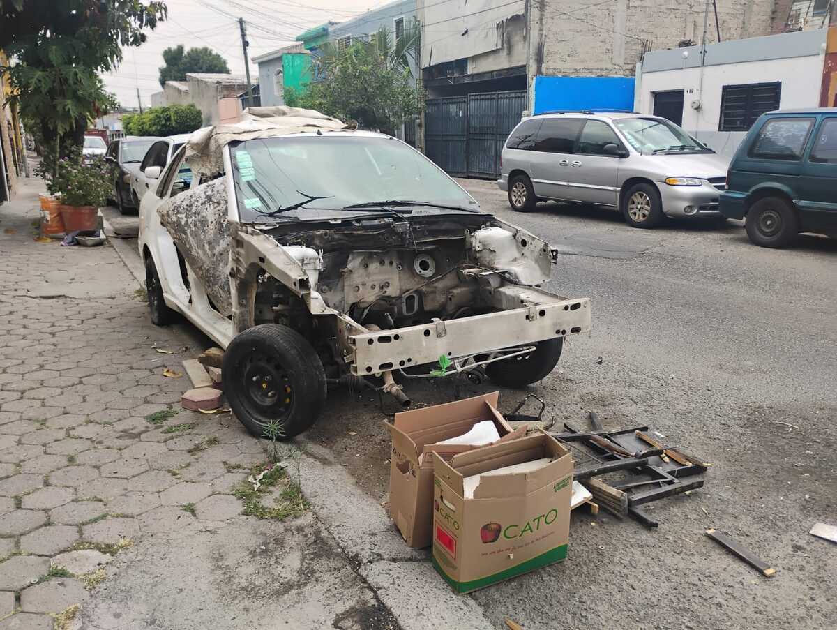 Vehículo blanco estacionado