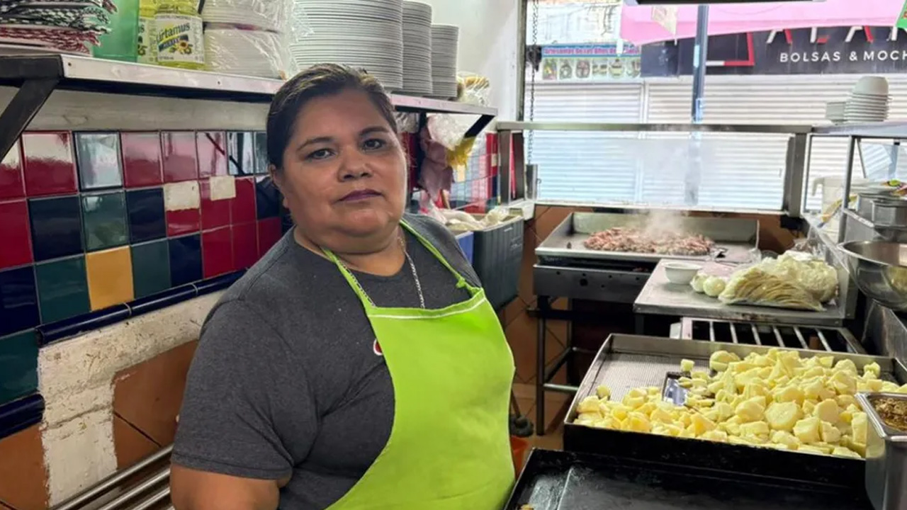 Mientras muchas familias celebraban el Día de las Madres, otras mujeres en Monterrey pasaron la fecha trabajando para sacar adelante a sus hogares, como Laura,