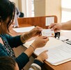 Madre recibiendo apoyo económico gubernamental en Jalisco